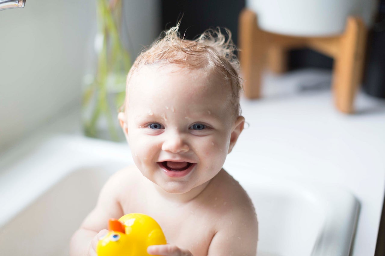 Jaki szampon dla niemowląt wybrać, kiedy i co ile myć włosy dziecku?